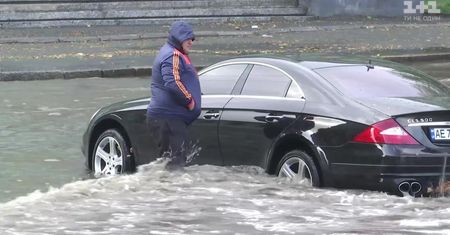 Potężna ulewa w Dniepropetrowsku. Dziesiątki samochodów podtopionych