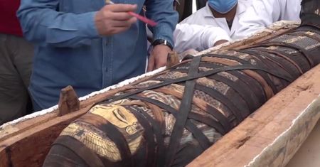 Archeolodzy odkryli 2500-letnie sarkofagi pod Gizą. Niektóre mumie są zachowane w doskonałym stanie