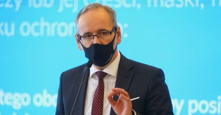 Na cmentarzach obowiązuje nakaz noszenia maseczek