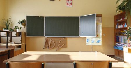 498 placówek oświatowych pracuje w trybie mieszanym, a 110 w trybie zdalnym