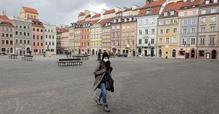 Warszawa znajdzie się w żółtej strefie; od soboty nowe obostrzenia