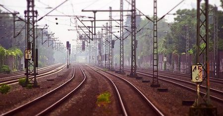 Pijany zasnął na torach, pociąg przejechał nad nim