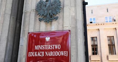 Sytuacja w szkołach jest analizowana, natomiast nie są one głównym źródłem zakażeń