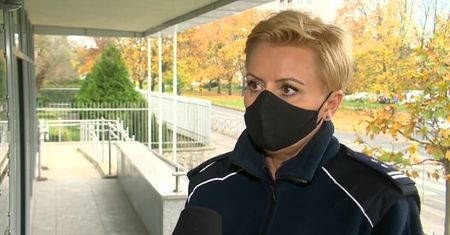 Ksiądz wyszedł do protestujących z bronią w ręku, groził też policjantom. Przyznał się, usłyszał zarzuty