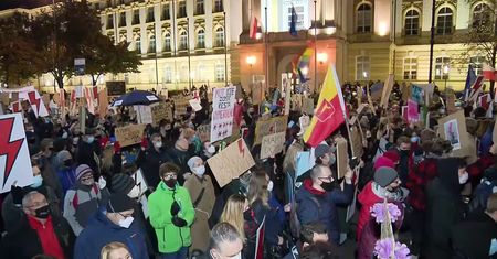 W stolicy trwa protest w obronie praw kobiet. Demonstranci dotarli na rondo Dmowskiego