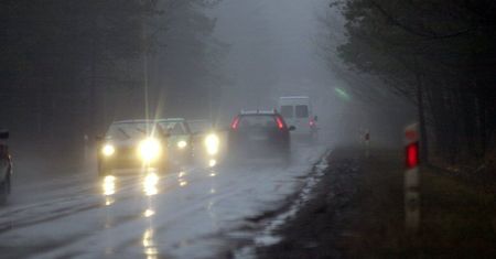 IMGW ostrzega przed gęstymi mgłami i intensywnymi opadami deszczu