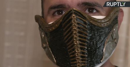 Maseczki w stylu „Mortal Kombat” i o kształcie czaszek. Przygotowania do meksykańskiego święta zmarłych