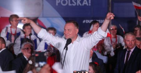 Late poll z 90 proc. komisji: Duda wygrał w dwunastu województwach, Trzaskowski w czterech
