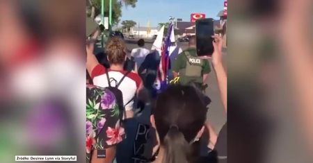 Przyszli na antyrasistowski protest w kapturach Ku Klux Klanu. Do przepychanki niedopuściła policja
