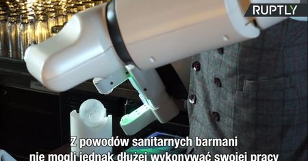 W tym koreańskim barze lód do drinków przygotowuje i serwuje… robot