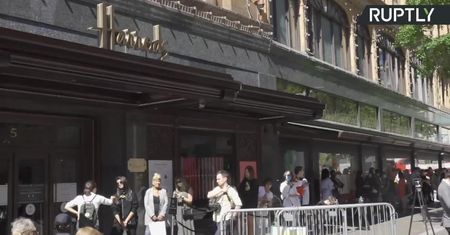 Długie kolejki przed Harrodsem w Londynie. Wielka Brytania ponownie otworzyła centra handlowe