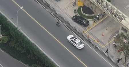 Piękne zachowanie chińskiego policjanta. Eskortował mężczyznę, jadącego elektrycznym wózkiem inwalidzkim