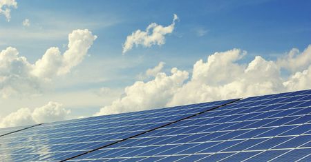 Firmy szukają możliwości oszczędzania na rachunkach za energię. Coraz więcej decyduje się na inwestycje w panele fotowoltaiczne