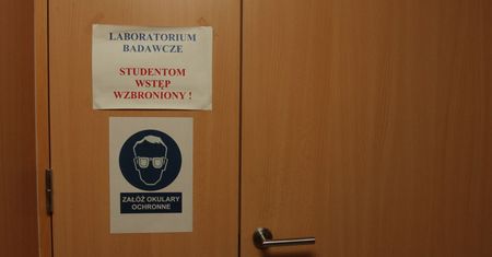 Naukowcy: konsekwencje wstrzymania prac w laboratoriach odczujemy w przyszłym roku