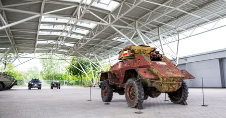 Poznań: samochód pancerny Fox atrakcją otwarcia Muzeum Broni Pancernej