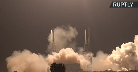 Firma SpaceX umieściła na orbicie kolejną partię 60 satelitów Starlink. Elon Musk chce zapewnić dostęp do szerokopasmowego internetu na całym świecie