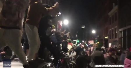 Tłum skakał po samochodach, gdy włamywacze otwierali drzwi do luksusowego butiku w Nowym Jorku