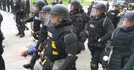 Policjant popchnął 75-latka podczas protestu w stanie Nowy Jork