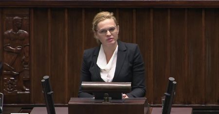 “Wchodził na ten cmentarz, kiedy ja nie mogłam, a teraz śmie mnie wyzywać”. Ostra reakcja B. Nowackiej na słowa J. Kaczyńskiego o “chamskiej hołocie”