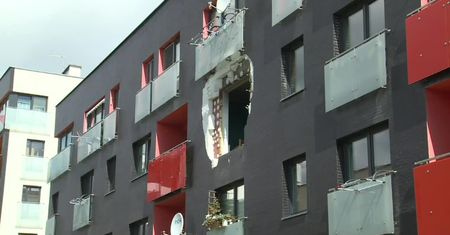 Siła wybuchu wyrwała okno, trzy osoby trafiły do szpitala. Eksplozja w mieszkaniu w Warszawie