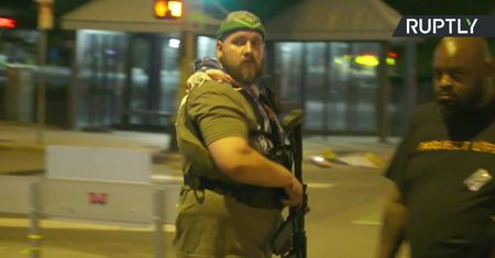 Uzbrojeni cywile z Minneapolis patrolują miasto nocą. Chronią je przed wandalizmem i plądrowaniem sklepów