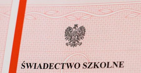 MEN: dyrektor zdecyduje o formie i terminie wydania świadectw uczniom