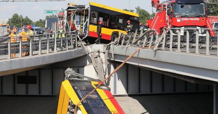 Nieoficjalne informacje: kierowca autobusu, który spadł z wiaduktu w Warszawie był pod wpływem narkotyków