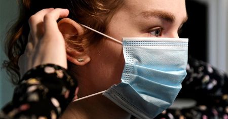 Noszenie masek kluczowe dla powstrzymania epidemii COVID-19