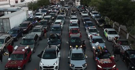 Nietypowe zakończenie roku szkolnego. Licealiści z Juarez odebrali świadectwa w… okienku drive-thru