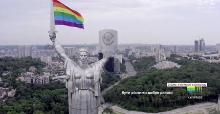 Tęczowa flaga na pomniku Matka Ojczyzna w Kijowie. Alternatywa dla odwołanej parady równości