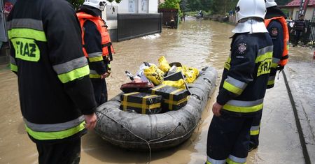 Ponad 2 tys. interwencji straży w związku z burzami i ulewnym deszczem