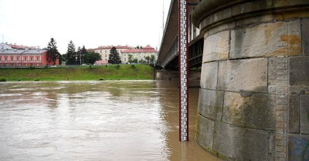 Podkarpackie: fala kulminacyjna na Sanie, Wisłok z tendencją spadkową