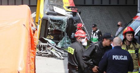 Rzeczniczka warszawskiego ratusza: w wyniku wypadku autobusu komunikacji miejskiej 20 osób rannych, 1 zginęła