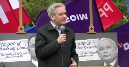 „Zapłacicie!” R. Biedroń wystawił mandaty dla premiera, prezydenta i prezesa PiS za łamanie obostrzeń