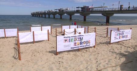 Plaża podzielona miejskimi parawanami w Międzyzdrojach. Ułatwienia w przestrzeganiu zasad dystansu społecznego