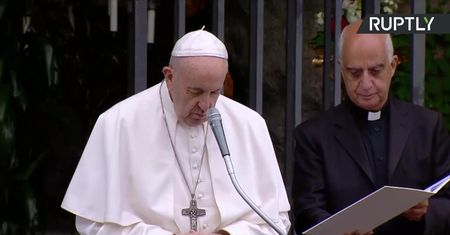 Papież Franciszek modlił się w Lourdes o ustanie pandemii. Apelował o przekazanie budżetów zbrojeniowych na walkę z koronawirusem