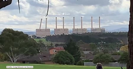 Kominy upadły jak kostki domina. Efektowne wyburzenie elektrowni w Australii
