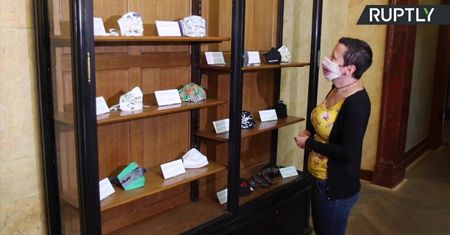 Czesi już nie muszą nosić maseczek. Trafiły one na wystawę w praskim muzeum