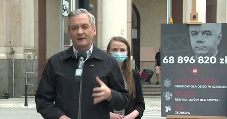 R. Biedroń wysłał J. Sasinowi fakturę na 68 mln złotych