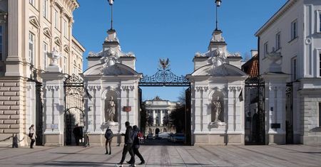 Maski, wietrzenie i odstępy – część uczelni przywraca pierwsze zajęcia stacjonarne