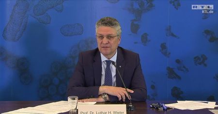“Czeka nas druga fala zakażeń, a część naukowców spodziewa się nawet trzeciej fali”