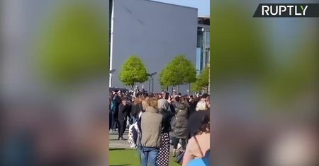 Setki protestujących przed parlamentem w Berlinie. Sprzeciwiają się obowiązkowej kwarantannie