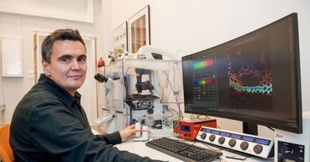 Kolejny przełom w badaniach prof. Drąga: kluczowy enzym SARS-CoV-2 bardzo podobny do enzymu SARS-CoV-1
