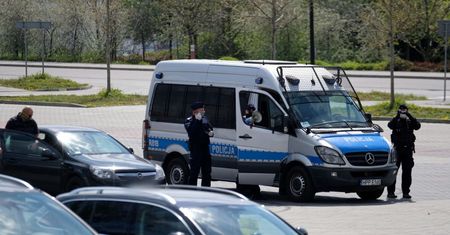Ostatniej doby policjanci sprawdzili prawie 84 tys. osób na kwarantannie; 212 naruszeń