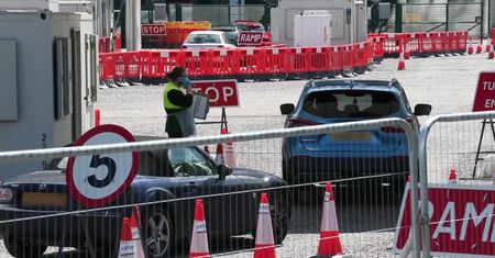 Sznur samochodów pod największym stadionem w Wielkiej Brytanii. Pod Twickenham Stadium powstał punkt drive-thru do testów na koronawirusa