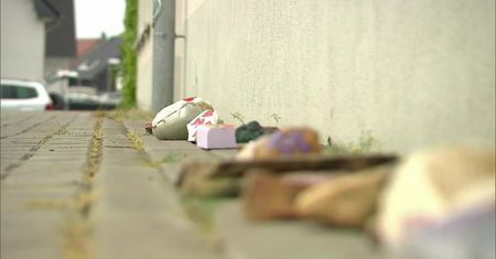 Zabójstwo 3-latki w Viersen na zachodzie Niemiec. Dzieci ułożyły wokół przedszkola pomalowane kamienie