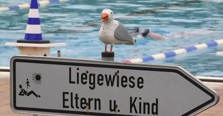 Limit wpuszczanych ludzi i obowiązkowe odstępy, również w wodzie. Publiczny basen w Essen otwarty po kilku miesiącach obostrzeń