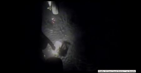 Przez 2 tygodnie dryfowali po oceanie bez znaku życia. Uratowała ich straż przybrzeżna