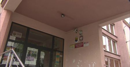 Uczniowie wracają do szkół ale nie wszyscy i nie na standardowych lekcjach. Kolejny etap rozluźniania obostrzeń