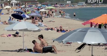 Tłumy Greków na plażach w Epanomi. Początek luzowania obostrzeń